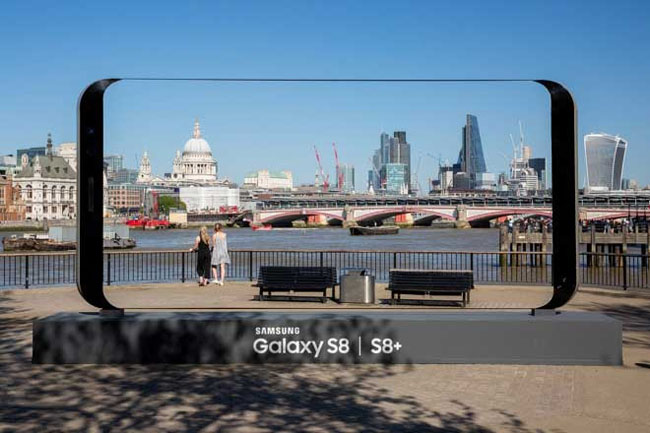 Chiến dịch outdoor mới của Samsung tại Anh với khung hình Galaxy S8 khổng lồ