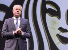 Học CEO Starbucks cách xử lý khi thương hiệu bị tẩy chay