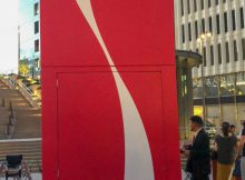 Coca-Cola chào đón Olympic Tokyo 2020 bằng máy bán hàng tự động cao 3,5m