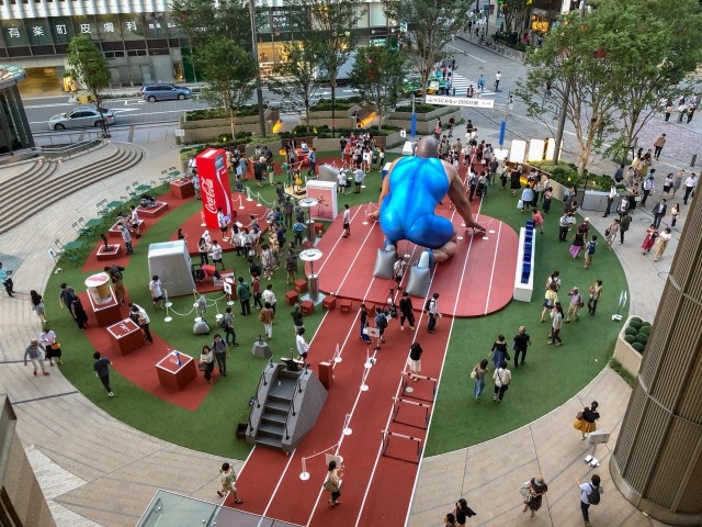 Coca-Cola chào đón Olympic Tokyo 2020 bằng máy bán hàng tự động cao 3,5m